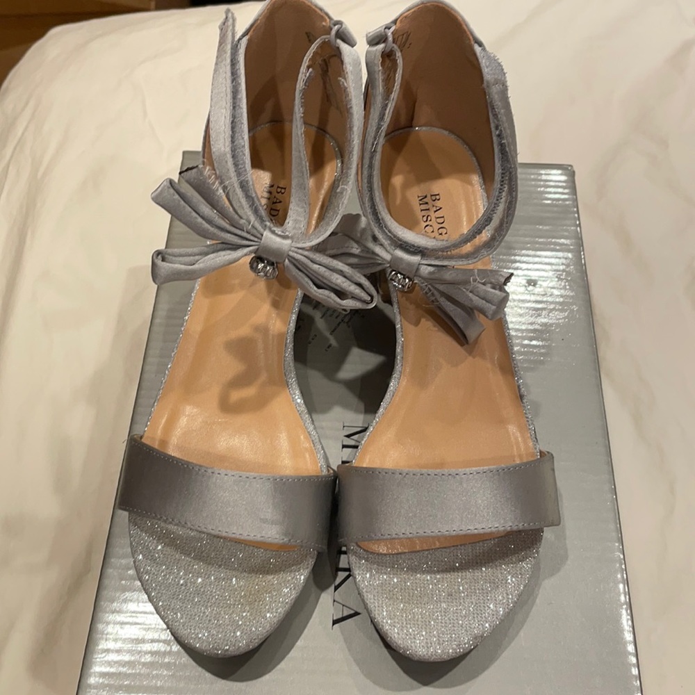 Badgley Mischka Persia Satin Bow size 2